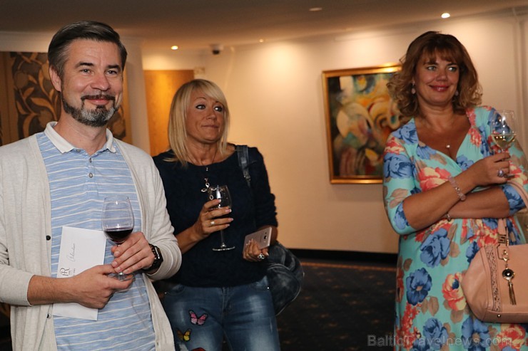 Populārākais latvietis no Itālijas un dziedātājs Roberto Meloni iegūst 26.09.2016 savu numuru Vecrīgas četru zvaigžņu viesnīcā «Hotel Roma» 184774