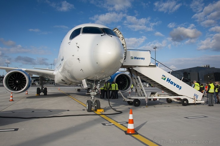 Starptautiskajā lidostā «Rīga» lidsabiedrība airBaltic prezentē Bombardier ražoto «CS300» lidmašīnu Starptautiskajā lidostā «Rīga» lidsabiedrība airBaltic prezentē Bombardier ražoto «CS300» lidmašīnu 184888