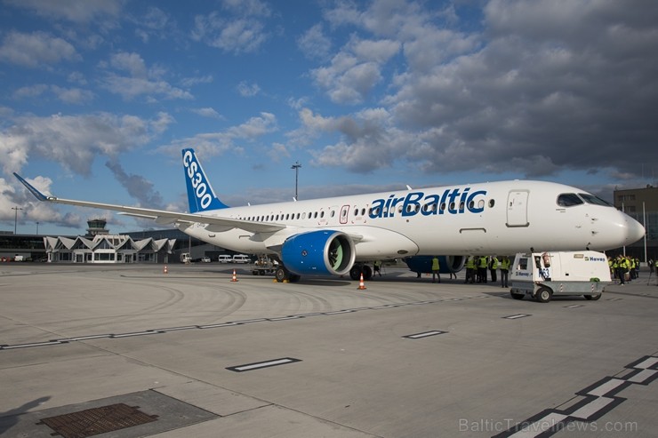 Starptautiskajā lidostā «Rīga» lidsabiedrība airBaltic prezentē Bombardier ražoto «CS300» lidmašīnu Starptautiskajā lidostā «Rīga» lidsabiedrība airBaltic prezentē Bombardier ražoto «CS300» lidmašīnu 184890