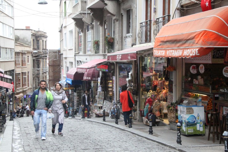 bet Austrumu daļā dzīvo aptuveni 9 miljoni iedzīvotāju. Pilsētas, ko 667. gadā p.m.ē. dibināja senie grieķi, bija Bizantija. bet Austrumu daļā dzīvo aptuveni 9 miljoni iedzīvotāju. Pilsētas, ko 667. gadā p.m.ē. dibināja senie grieķi, bija Bizantija. 184908