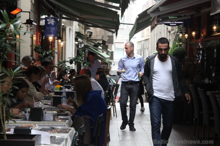 Istiklal gājēju ielas sānu atzarojumu ieliņās paslēpušies daudz mazu restorānu, tavernu un vienkārši tirgus stendi. Istiklal gājēju ielas sānu atzarojumu ieliņās paslēpušies daudz mazu restorānu, tavernu un vienkārši tirgus stendi. 184910