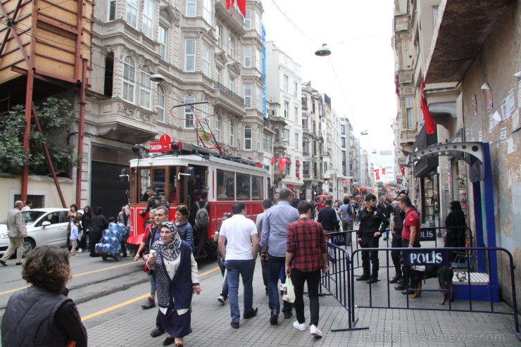 Istiklal gājēju ielā izvietoto vēstniecību tuvumā manāmi policijas posteņi. Tomēr pēc skaļi izskanējušajiem terora aktiem, iela nav zaudējusi savu sta Istiklal gājēju ielā izvietoto vēstniecību tuvumā manāmi policijas posteņi. Tomēr pēc skaļi izskanējušajiem terora aktiem, iela nav zaudējusi savu sta 184914