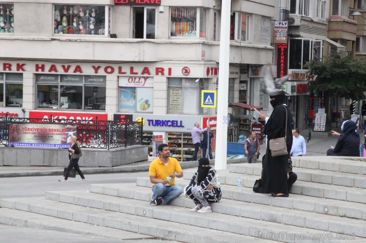 Lai arī reliģija nespēlē galveno lonu turku sabiedrībā, dažkārt uz ielām var manīt sievietes tērptas melmā Lai arī reliģija nespēlē galveno lonu turku sabiedrībā, dažkārt uz ielām var manīt sievietes tērptas melmā 184917