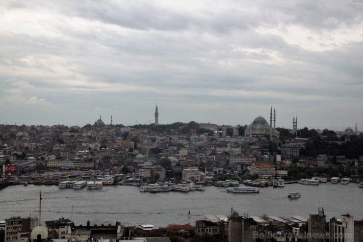 Galata torņa restorāna apmeklētājiem paveras lielisks skats uz Zelta raga līci ar tā daudzajiem tūristu kuģiem un slaidajiem minaretu torņiem fonā. Galata torņa restorāna apmeklētājiem paveras lielisks skats uz Zelta raga līci ar tā daudzajiem tūristu kuģiem un slaidajiem minaretu torņiem fonā. 184995