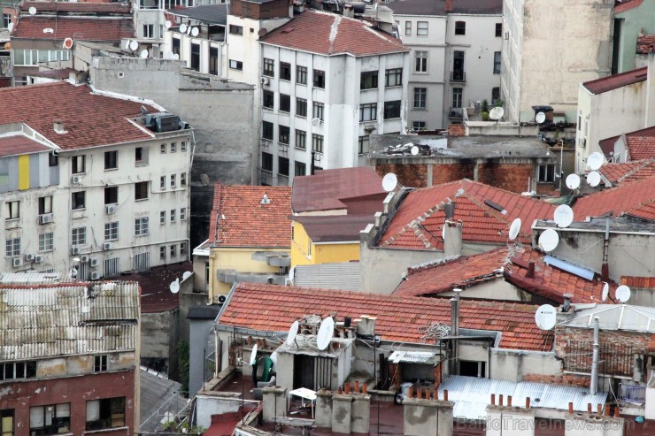Lai arī Galata vecpilsēta ir veidojusies eiropeiskā ietekmē, brīžiem tās ieliņu jūklī pazūd ierastā eiropiešu ielu kārtība. Lai arī Galata vecpilsēta ir veidojusies eiropeiskā ietekmē, brīžiem tās ieliņu jūklī pazūd ierastā eiropiešu ielu kārtība. 184997