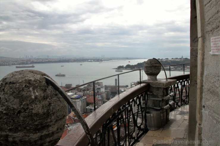 Galata torņa skatu galerija nav plata, tā drīzāk atgādina šauru klinšu taku, kura grūti apmainīties labāko foto panorāmu tverošu tūristu parīšiem. Galata torņa skatu galerija nav plata, tā drīzāk atgādina šauru klinšu taku, kura grūti apmainīties labāko foto panorāmu tverošu tūristu parīšiem. 185006