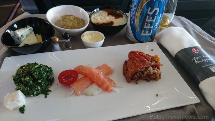 Mūsu kulinārais ceļojums sākas jau Turkish Airlines lidmašīnā.
Baltā siera tabūle, lasis uz garšvielu mērces, pildīts saulē kaltēts sarkanais. pipars Mūsu kulinārais ceļojums sākas jau Turkish Airlines lidmašīnā.
Baltā siera tabūle, lasis uz garšvielu mērces, pildīts saulē kaltēts sarkanais. pipars 185269