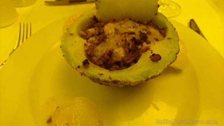 Osmaņu garšu restorāna Āsitāne pildītā melone (1539. gada recepte): izdobta melone, kas pildīta ar maltas gaļas, rīsu, zaļumu, mandeļu un ogu maisījum Osmaņu garšu restorāna Āsitāne pildītā melone (1539. gada recepte): izdobta melone, kas pildīta ar maltas gaļas, rīsu, zaļumu, mandeļu un ogu maisījum 185273
