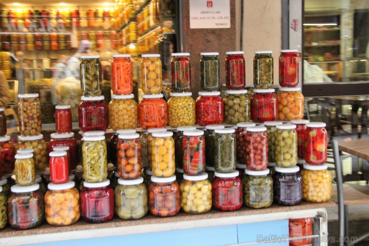 Stambulas ielu tirgotavās ne vienviet vēl iespējams izvēlieties daudzkrāsainus konservējumus. Ko ņemsim šoreiz? Stambulas ielu tirgotavās ne vienviet vēl iespējams izvēlieties daudzkrāsainus konservējumus. Ko ņemsim šoreiz? 185281