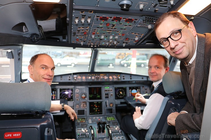 Divi biznesa klases tūristi izbauda lidojumu Rīga - Maskava ar lidsabiedrību «Aaeroflot». Atbalsta: Baltic Travel Group Divi biznesa klases tūristi izbauda lidojumu Rīga - Maskava ar lidsabiedrību «Aaeroflot». Atbalsta: Baltic Travel Group 189621