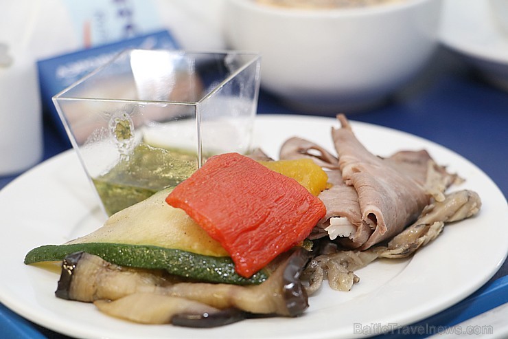 Divi biznesa klases tūristi izbauda lidojumu Rīga - Maskava ar lidsabiedrību «Aaeroflot». Atbalsta: Baltic Travel Group Divi biznesa klases tūristi izbauda lidojumu Rīga - Maskava ar lidsabiedrību «Aaeroflot». Atbalsta: Baltic Travel Group 189638