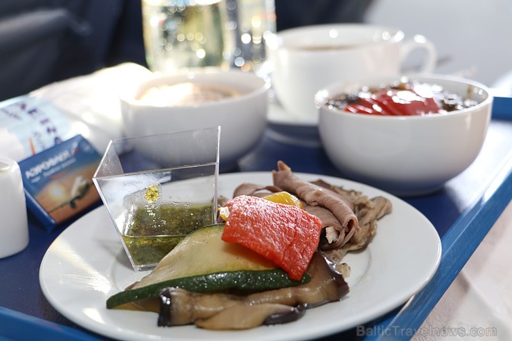 Divi biznesa klases tūristi izbauda lidojumu Rīga - Maskava ar lidsabiedrību «Aaeroflot». Atbalsta: Baltic Travel Group Divi biznesa klases tūristi izbauda lidojumu Rīga - Maskava ar lidsabiedrību «Aaeroflot». Atbalsta: Baltic Travel Group 189640