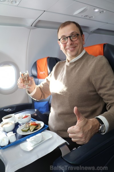 Divi biznesa klases tūristi izbauda lidojumu Rīga - Maskava ar lidsabiedrību «Aaeroflot». Atbalsta: Baltic Travel Group Divi biznesa klases tūristi izbauda lidojumu Rīga - Maskava ar lidsabiedrību «Aaeroflot». Atbalsta: Baltic Travel Group 189644
