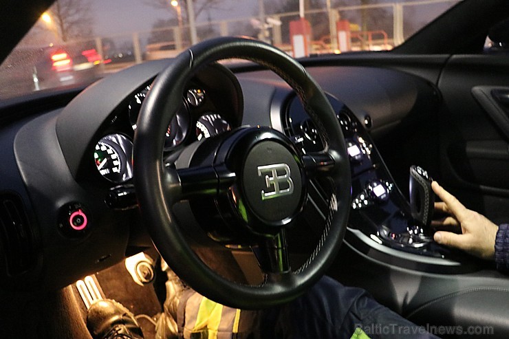Vairāk nekā vienu miljonu vērtais «Bugatti Veyron» nespēj iziet tehnisko apskati Rīgā, jo šīm vairāk nekā 1000 zirgspēku jaudīgajam modelim no ražotāj Vairāk nekā vienu miljonu vērtais «Bugatti Veyron» nespēj iziet tehnisko apskati Rīgā, jo šīm vairāk nekā 1000 zirgspēku jaudīgajam modelim no ražotāj 189932