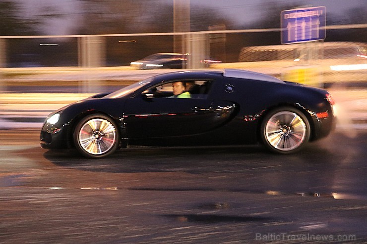 Vairāk nekā vienu miljonu vērtais «Bugatti Veyron» nespēj iziet tehnisko apskati Rīgā, jo šīm vairāk nekā 1000 zirgspēku jaudīgajam modelim no ražotāj Vairāk nekā vienu miljonu vērtais «Bugatti Veyron» nespēj iziet tehnisko apskati Rīgā, jo šīm vairāk nekā 1000 zirgspēku jaudīgajam modelim no ražotāj 189941