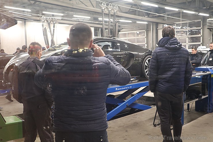 Vairāk nekā vienu miljonu vērtais «Bugatti Veyron» nespēj iziet tehnisko apskati Rīgā, jo šīm vairāk nekā 1000 zirgspēku jaudīgajam modelim no ražotāj Vairāk nekā vienu miljonu vērtais «Bugatti Veyron» nespēj iziet tehnisko apskati Rīgā, jo šīm vairāk nekā 1000 zirgspēku jaudīgajam modelim no ražotāj 189945
