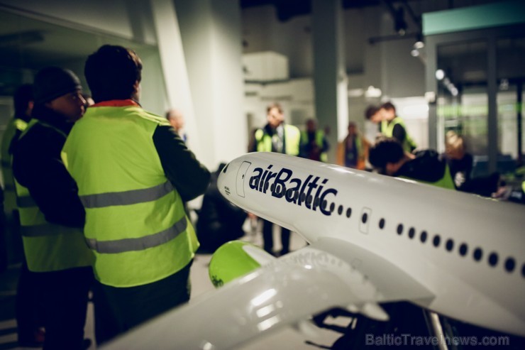 Aplūko, kā notiek Latvijas lidsabiedrības «airBaltic» Bombardier CS300 lidmašīnas nakts tehniskā apkope Aplūko, kā notiek Latvijas lidsabiedrības «airBaltic» Bombardier CS300 lidmašīnas nakts tehniskā apkope 193065