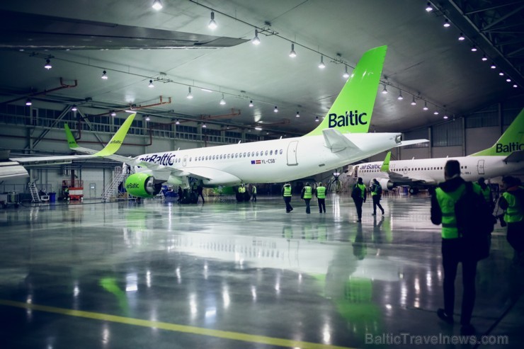 Aplūko, kā notiek Latvijas lidsabiedrības «airBaltic» Bombardier CS300 lidmašīnas nakts tehniskā apkope Aplūko, kā notiek Latvijas lidsabiedrības «airBaltic» Bombardier CS300 lidmašīnas nakts tehniskā apkope 193067