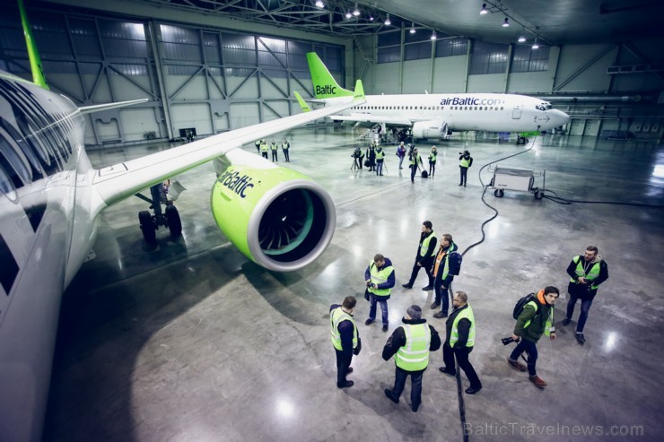 Aplūko, kā notiek Latvijas lidsabiedrības «airBaltic» Bombardier CS300 lidmašīnas nakts tehniskā apkope Aplūko, kā notiek Latvijas lidsabiedrības «airBaltic» Bombardier CS300 lidmašīnas nakts tehniskā apkope 193068
