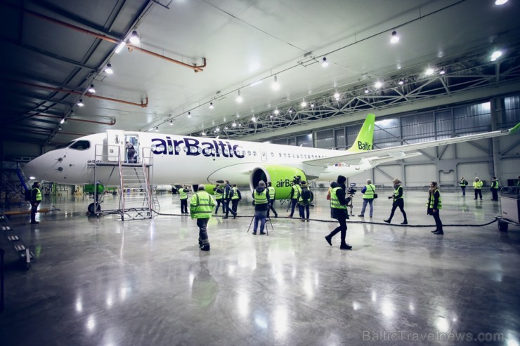 Aplūko, kā notiek Latvijas lidsabiedrības «airBaltic» Bombardier CS300 lidmašīnas nakts tehniskā apkope Aplūko, kā notiek Latvijas lidsabiedrības «airBaltic» Bombardier CS300 lidmašīnas nakts tehniskā apkope 193069