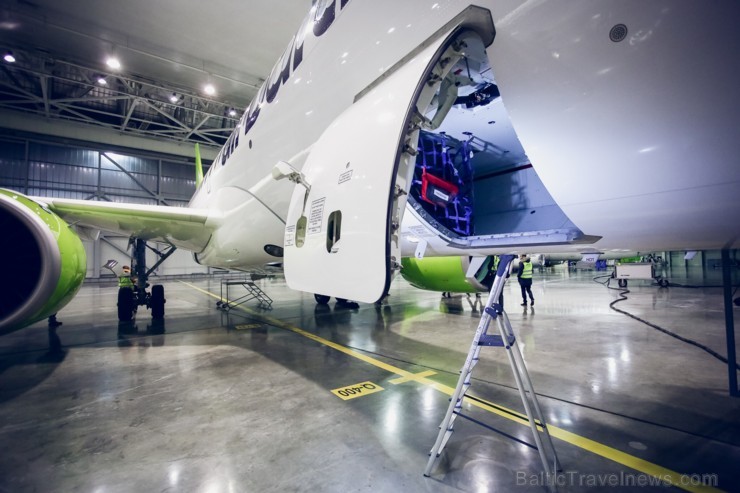 Aplūko, kā notiek Latvijas lidsabiedrības «airBaltic» Bombardier CS300 lidmašīnas nakts tehniskā apkope Aplūko, kā notiek Latvijas lidsabiedrības «airBaltic» Bombardier CS300 lidmašīnas nakts tehniskā apkope 193070
