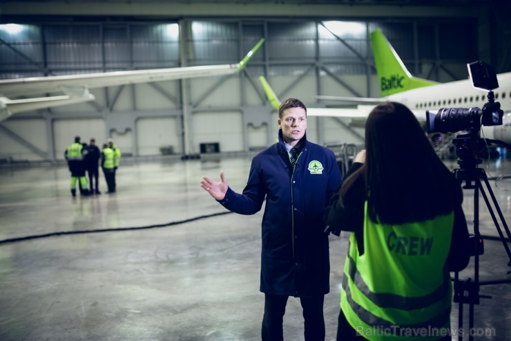 Aplūko, kā notiek Latvijas lidsabiedrības «airBaltic» Bombardier CS300 lidmašīnas nakts tehniskā apkope Aplūko, kā notiek Latvijas lidsabiedrības «airBaltic» Bombardier CS300 lidmašīnas nakts tehniskā apkope 193071
