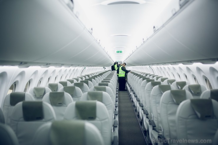 Aplūko, kā notiek Latvijas lidsabiedrības «airBaltic» Bombardier CS300 lidmašīnas nakts tehniskā apkope Aplūko, kā notiek Latvijas lidsabiedrības «airBaltic» Bombardier CS300 lidmašīnas nakts tehniskā apkope 193072