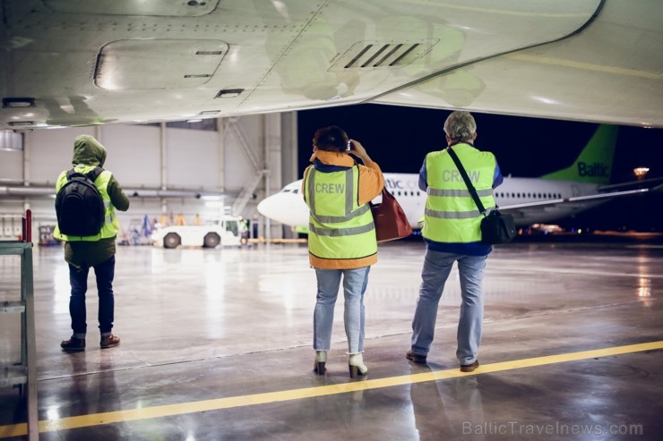 Aplūko, kā notiek Latvijas lidsabiedrības «airBaltic» Bombardier CS300 lidmašīnas nakts tehniskā apkope Aplūko, kā notiek Latvijas lidsabiedrības «airBaltic» Bombardier CS300 lidmašīnas nakts tehniskā apkope 193075