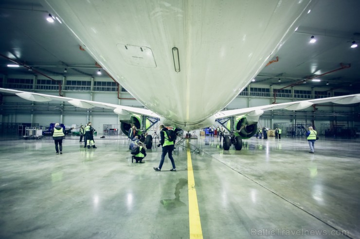 Aplūko, kā notiek Latvijas lidsabiedrības «airBaltic» Bombardier CS300 lidmašīnas nakts tehniskā apkope Aplūko, kā notiek Latvijas lidsabiedrības «airBaltic» Bombardier CS300 lidmašīnas nakts tehniskā apkope 193077