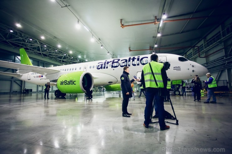 Aplūko, kā notiek Latvijas lidsabiedrības «airBaltic» Bombardier CS300 lidmašīnas nakts tehniskā apkope Aplūko, kā notiek Latvijas lidsabiedrības «airBaltic» Bombardier CS300 lidmašīnas nakts tehniskā apkope 193078