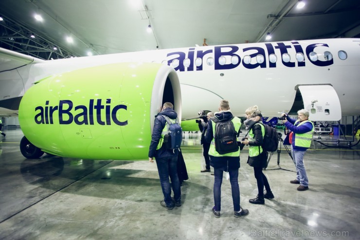 Aplūko, kā notiek Latvijas lidsabiedrības «airBaltic» Bombardier CS300 lidmašīnas nakts tehniskā apkope Aplūko, kā notiek Latvijas lidsabiedrības «airBaltic» Bombardier CS300 lidmašīnas nakts tehniskā apkope 193079