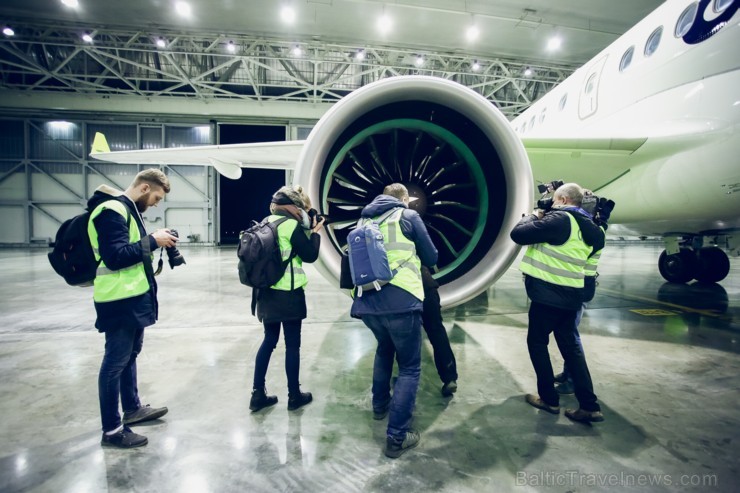 Aplūko, kā notiek Latvijas lidsabiedrības «airBaltic» Bombardier CS300 lidmašīnas nakts tehniskā apkope Aplūko, kā notiek Latvijas lidsabiedrības «airBaltic» Bombardier CS300 lidmašīnas nakts tehniskā apkope 193080
