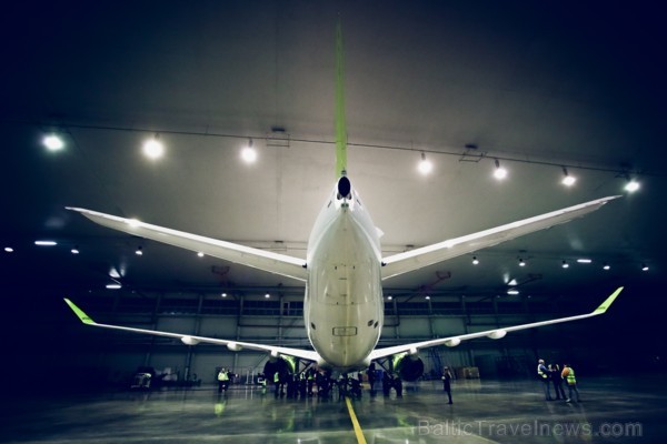Aplūko, kā notiek Latvijas lidsabiedrības «airBaltic» Bombardier CS300 lidmašīnas nakts tehniskā apkope Aplūko, kā notiek Latvijas lidsabiedrības «airBaltic» Bombardier CS300 lidmašīnas nakts tehniskā apkope 193082