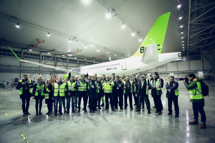 Aplūko, kā notiek Latvijas lidsabiedrības «airBaltic» Bombardier CS300 lidmašīnas nakts tehniskā apkope Aplūko, kā notiek Latvijas lidsabiedrības «airBaltic» Bombardier CS300 lidmašīnas nakts tehniskā apkope 193084