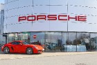 «Porsche Latvija» ar garšīgām restorāna «Entresol» uzkodām prezentē ekskluzīvus Porsche modeļus
