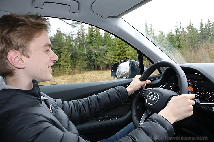 Travelnews.lv redakcija ar jauno un jaudīgo «Audi Q7 e-tron» apceļo Vidzemi 197261
