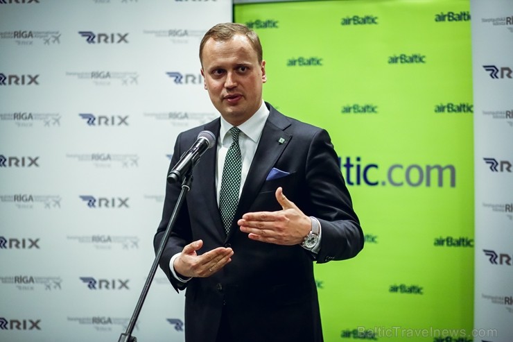 Svinīgā gaisotnē aizlidojis pirmais «AirBaltic» reiss uz Liepāju 197611