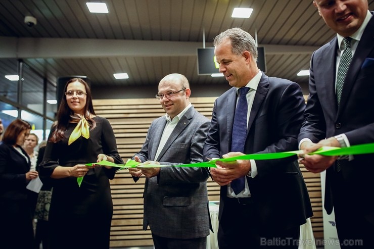 Svinīgā gaisotnē aizlidojis pirmais «AirBaltic» reiss uz Liepāju 197614