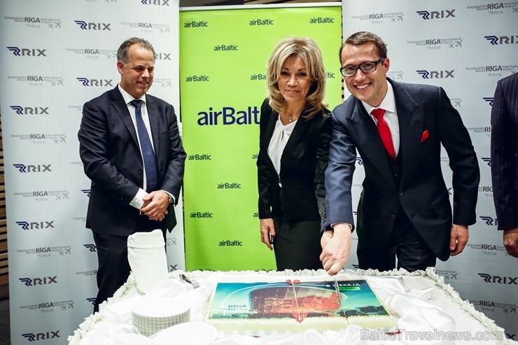 Svinīgā gaisotnē aizlidojis pirmais «AirBaltic» reiss uz Liepāju 197617
