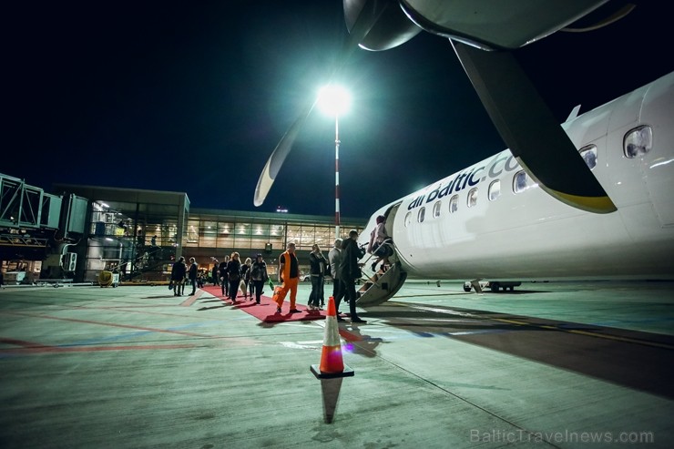 Svinīgā gaisotnē aizlidojis pirmais «AirBaltic» reiss uz Liepāju 197631
