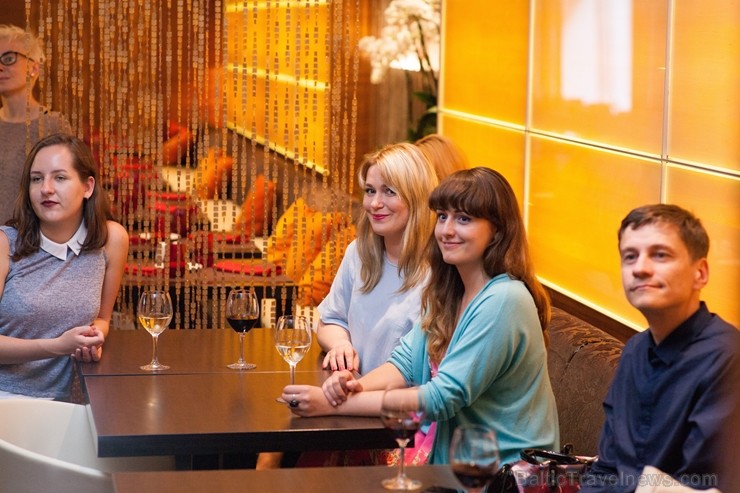 Viesnīcā «Radisson Blu Elizabete» atklāta Kristīnes Kutepovas mākslas darbu izstāde 200071