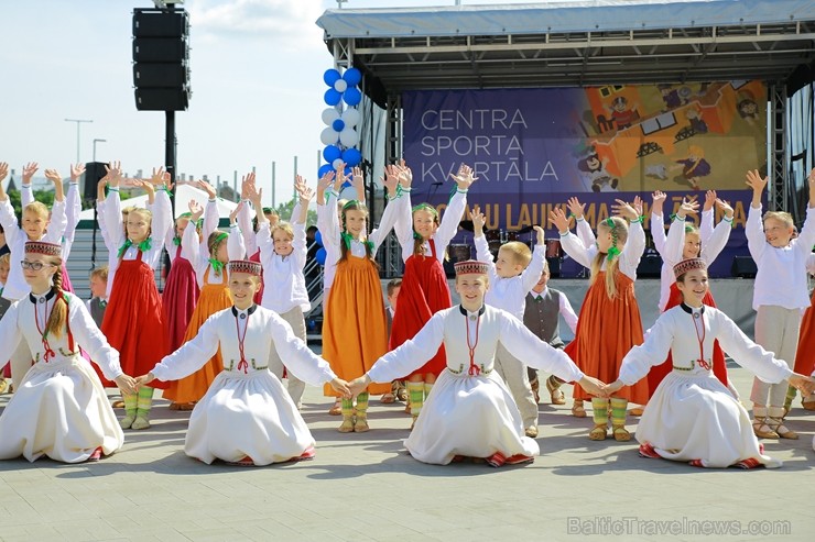 Ar ziepju burbuļu salūtu Rīgā atklāj Centra sporta kvartāla rotaļu laukumu 200125