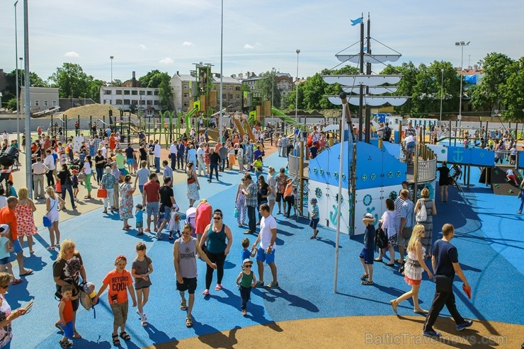 Ar ziepju burbuļu salūtu Rīgā atklāj Centra sporta kvartāla rotaļu laukumu 200127