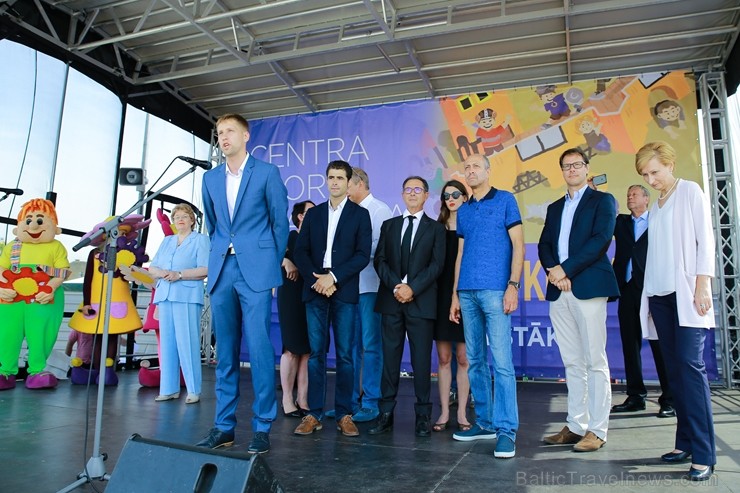 Ar ziepju burbuļu salūtu Rīgā atklāj Centra sporta kvartāla rotaļu laukumu 200132