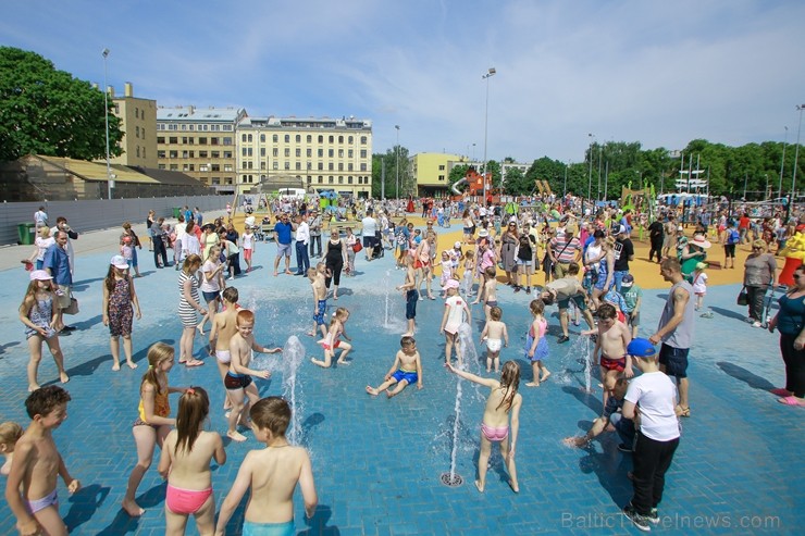 Ar ziepju burbuļu salūtu Rīgā atklāj Centra sporta kvartāla rotaļu laukumu 200142