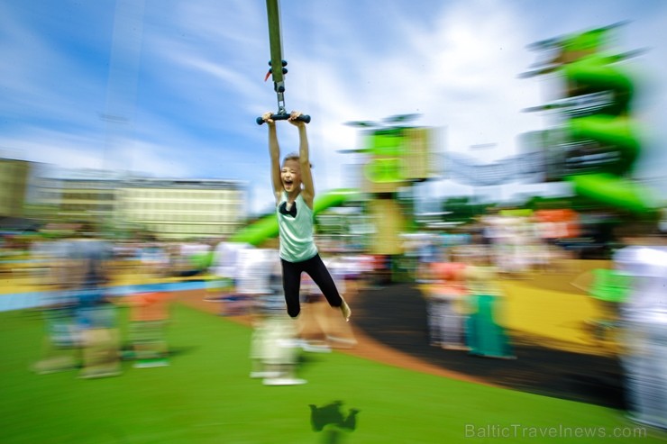 Ar ziepju burbuļu salūtu Rīgā atklāj Centra sporta kvartāla rotaļu laukumu 200143