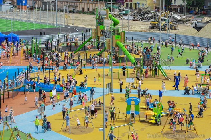 Ar ziepju burbuļu salūtu Rīgā atklāj Centra sporta kvartāla rotaļu laukumu 200149