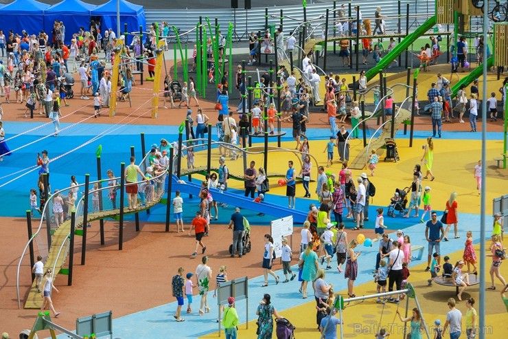 Ar ziepju burbuļu salūtu Rīgā atklāj Centra sporta kvartāla rotaļu laukumu 200150
