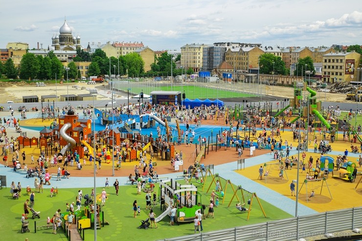 Ar ziepju burbuļu salūtu Rīgā atklāj Centra sporta kvartāla rotaļu laukumu 200151