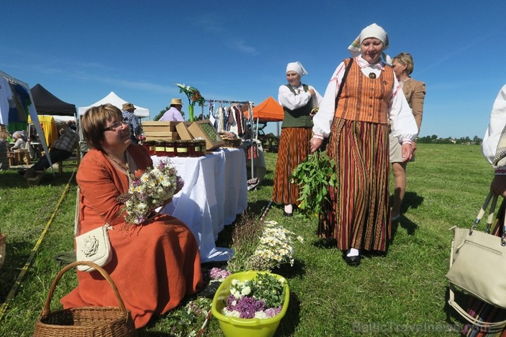 Ludzas pils kalnu pieskandina Lielais Latgaļu tirgus 200344